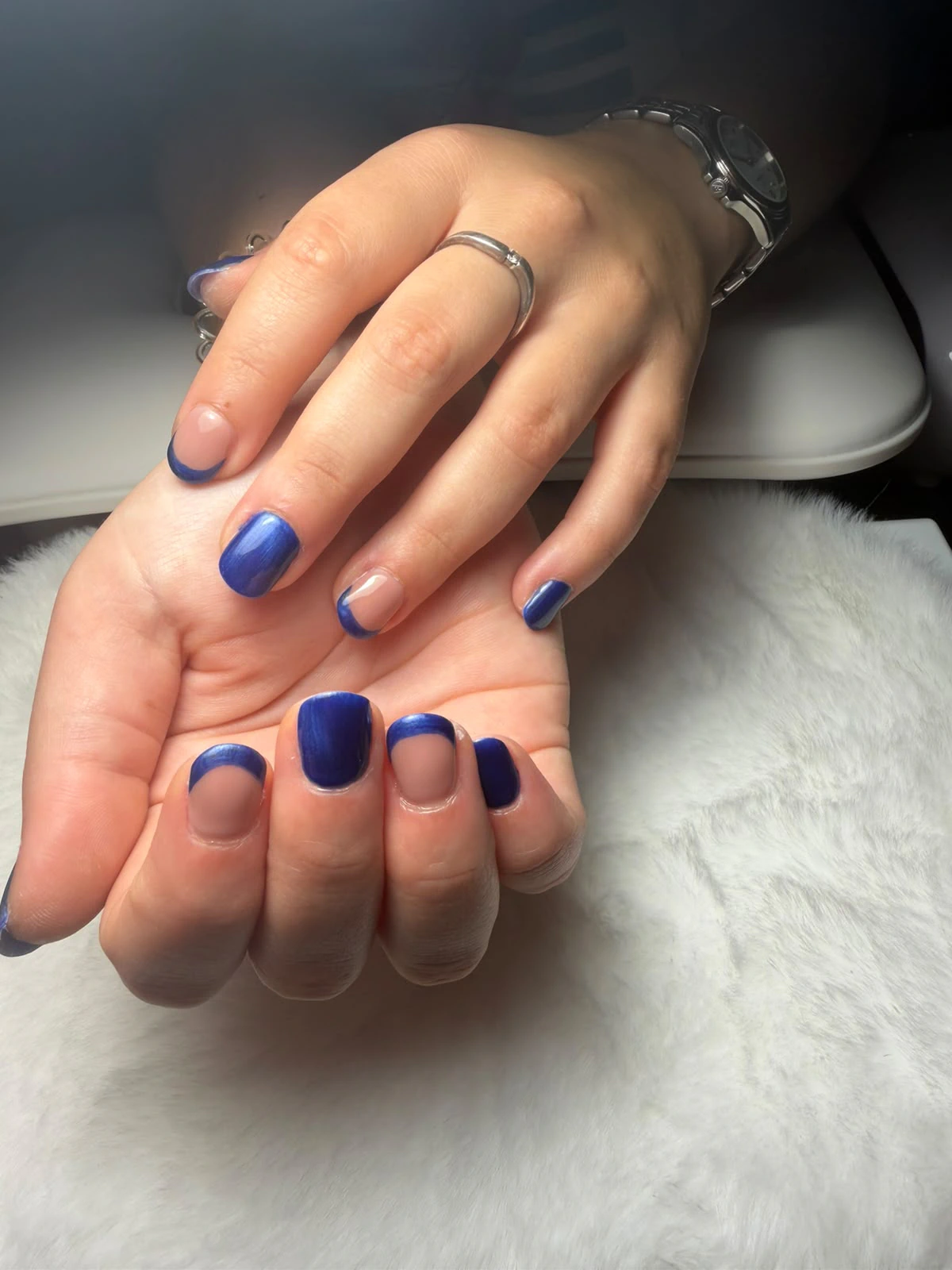 Blauwe gellak gecombineerd met blauwe French-randen op de vingernagels.